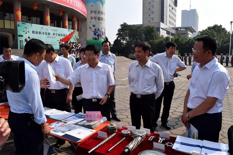 【利通参与】漯河市举行2017年青少年科技创新市长奖颁奖暨全国科普日活动启动仪式